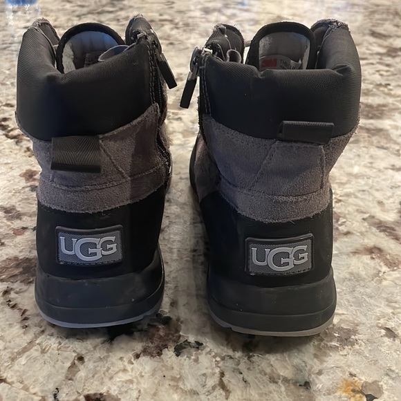 Boys size 3 Turlock Ugg boots. Worn once. Excellent condition. - Picture 3 of 4